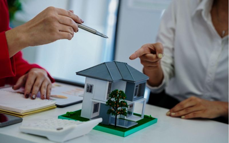 Discussing the home in an estate sale