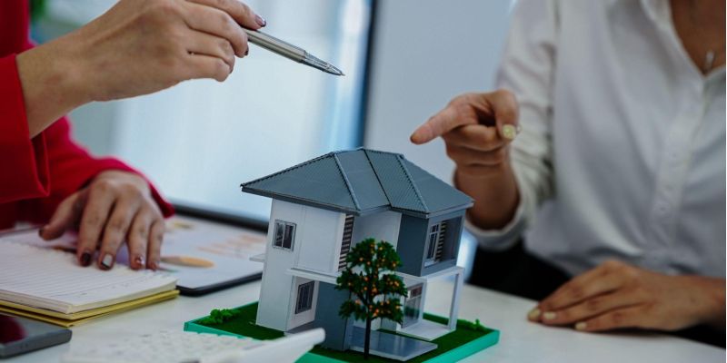 Discussing the home in an estate sale