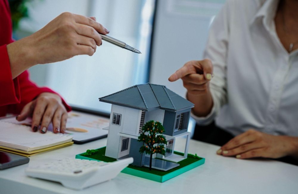 Discussing the home in an estate sale