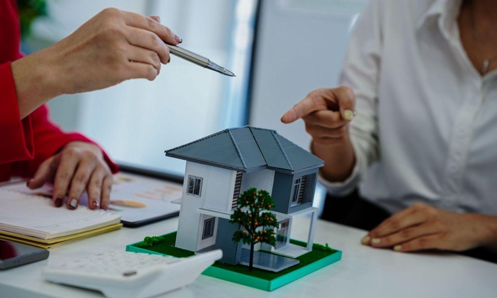 Discussing the home in an estate sale